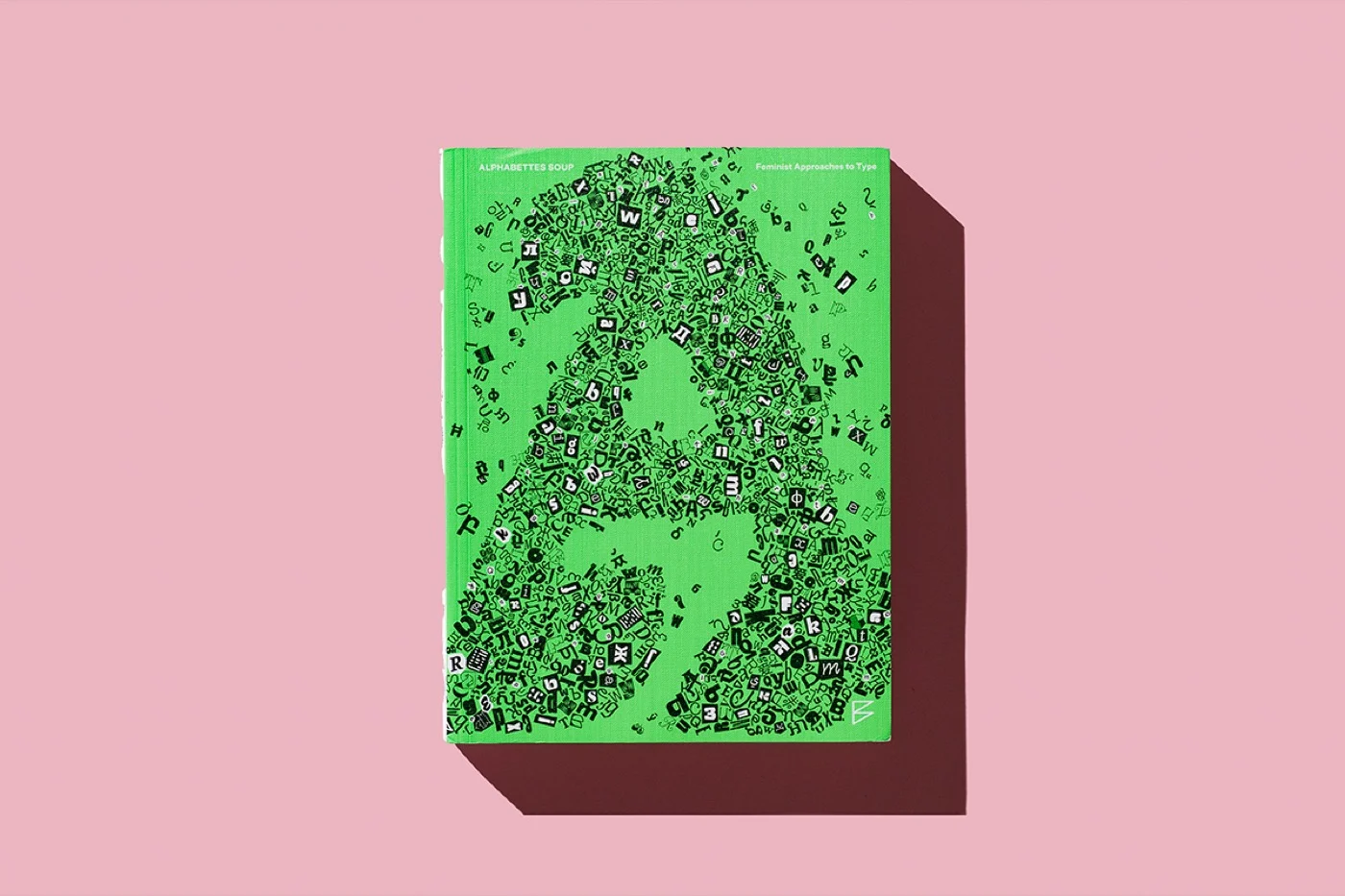 Capa verde de Alphabettes Soup: um grande A formado por centenas de letras recortadas de vários alfabetos, sobre fundo rosa