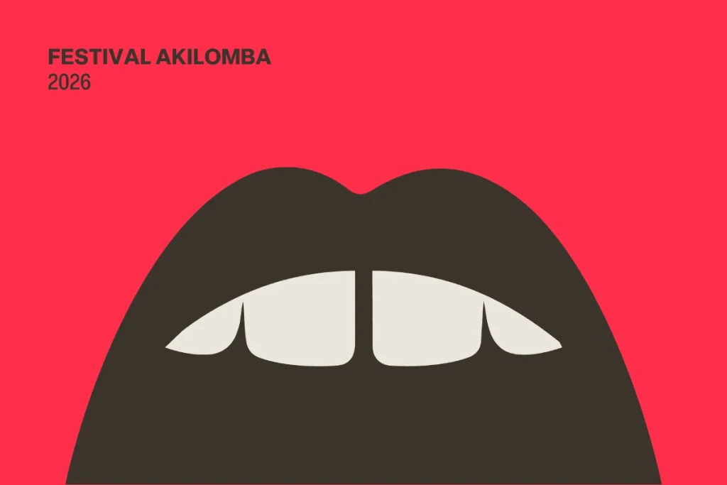 Ilustração de uma boca preta com os dentes brancos à mostra sobre fundo vermelho, com o título Festival Akilomba 2026 no canto