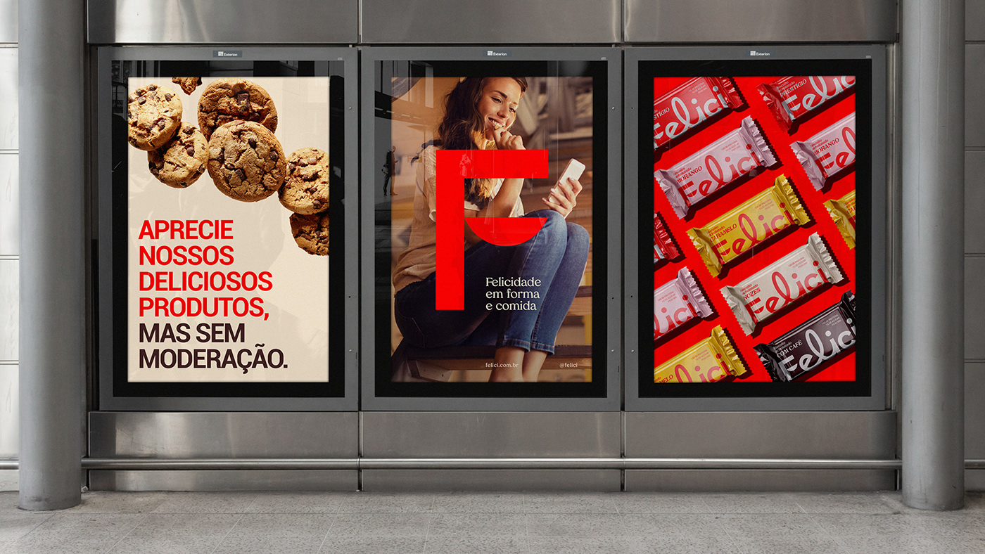 Três cartazes da Felici em painéis de rua: cookies, uma mulher com o monograma F vermelho e uma pilha de embalagens