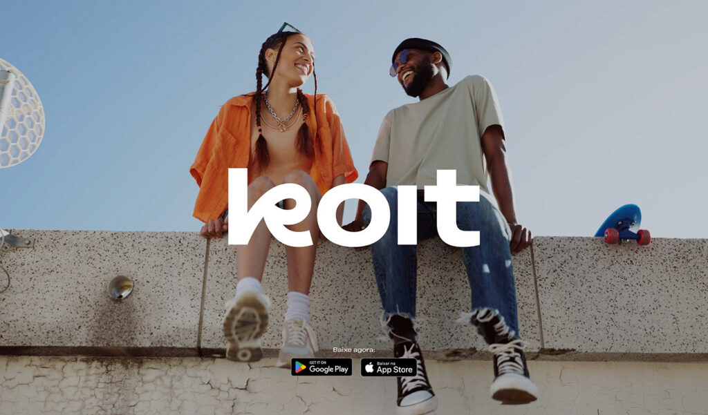 Casal sentado num muro, com o logotipo koit em branco sobre a foto