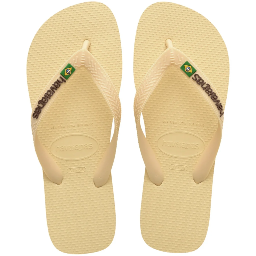 Par de chinelos Havaianas Brasil Logo na cor Encardida, um bege amarelado, visto de cima, com o logo marrom e a bandeira do Brasil na tira