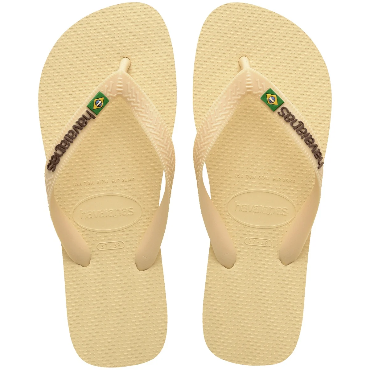 Par de chinelos Havaianas Brasil Logo na cor Encardida, um bege amarelado, visto de cima, com o logo marrom e a bandeira do Brasil na tira