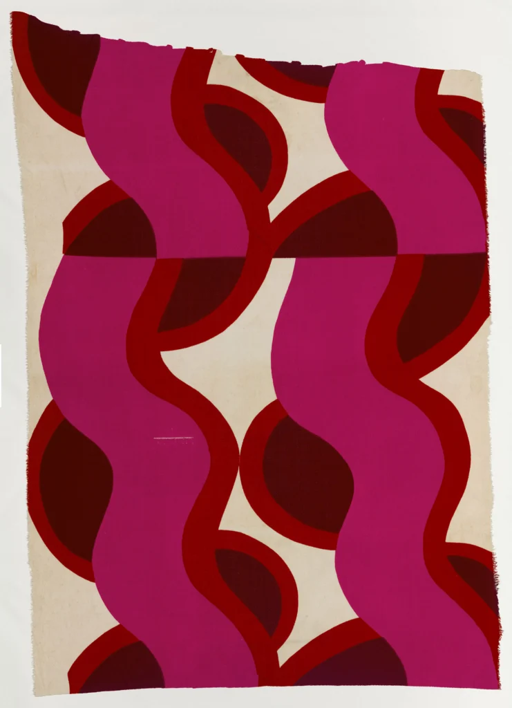 Tecido com estampa de Fernando Lemos em ondas rosa-pink e vermelhas sobre fundo cru, feito para o vestido Império da Rhodia Moda em 1968