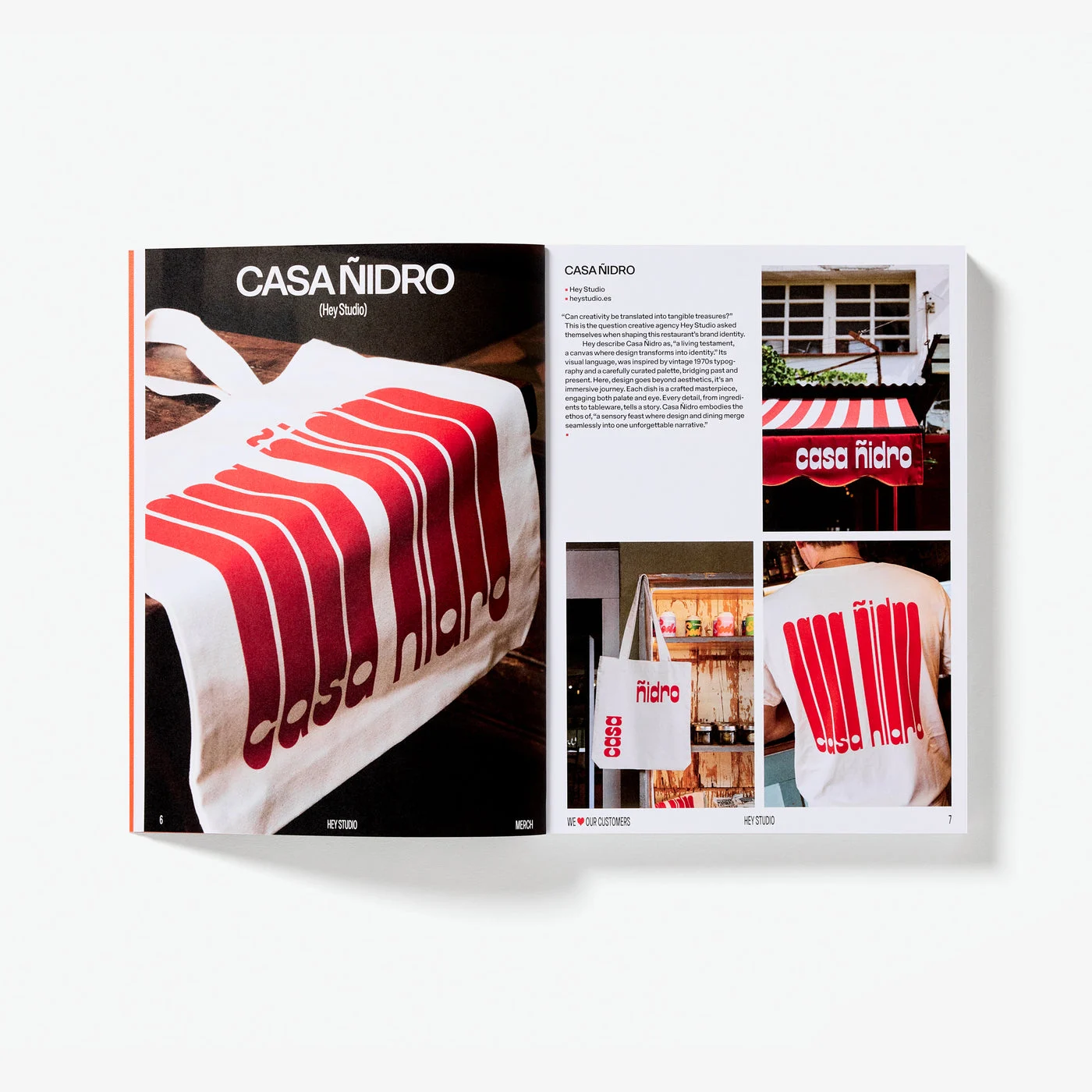 Páginas abertas do livro com o projeto Casa Ñidro, do Hey Studio: ecobag com o nome em letras vermelhas alongadas, o toldo listrado do restaurante e uma camiseta da equipe