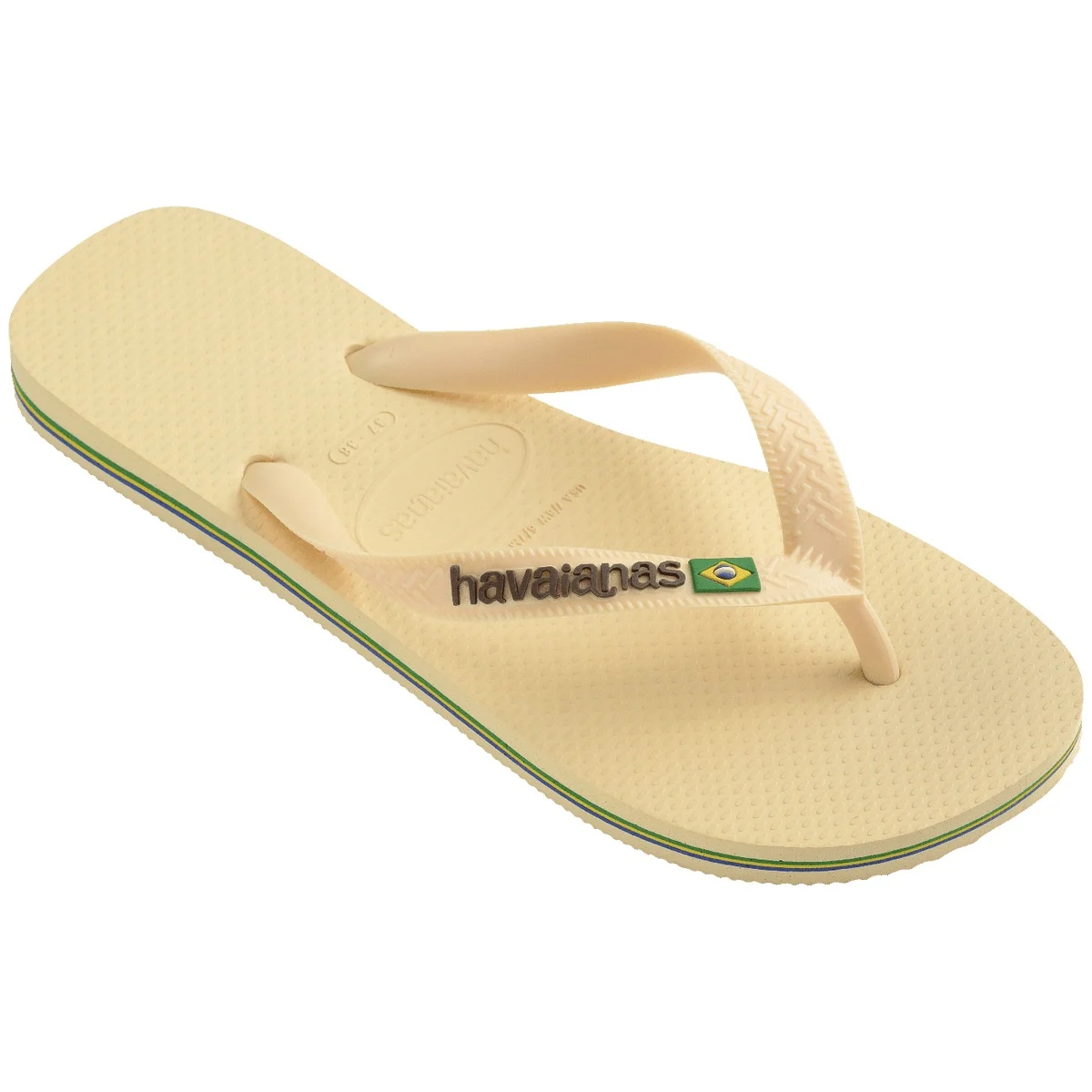 Um pé do chinelo Havaianas Brasil Logo Encardida em perspectiva, com a faixa verde e azul na lateral da sola