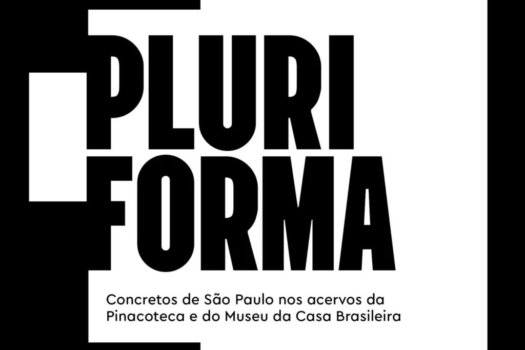 Arte de divulgação da exposição: a palavra Pluriforma em letras pretas condensadas, partida em duas linhas, sobre blocos retangulares pretos e brancos, com o subtítulo Concretos de São Paulo nos acervos da Pinacoteca e do Museu da Casa Brasileira