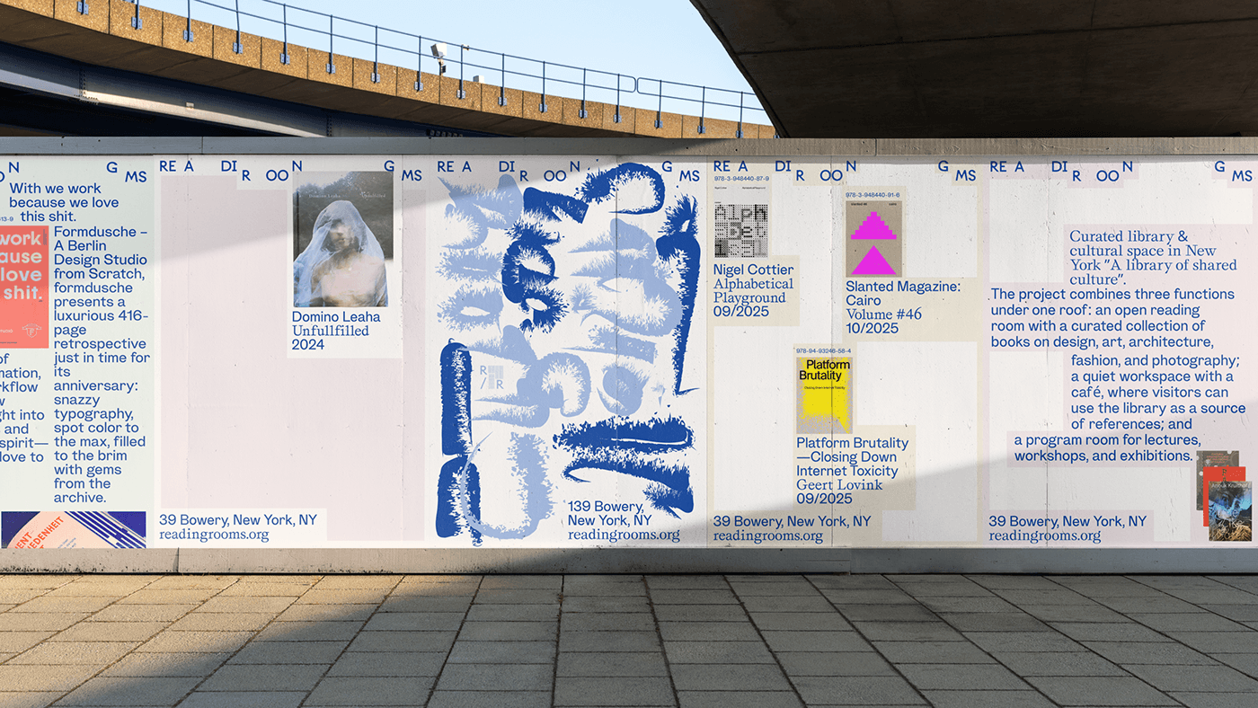 Muro com cartazes da Reading/Rooms em azul e branco sob um viaduto