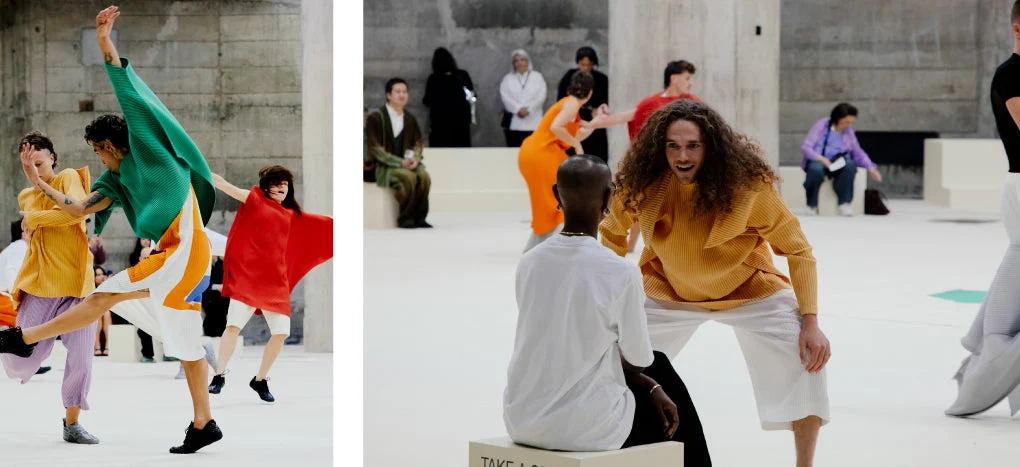 Duas cenas da performance: à esquerda, bailarinos em verde, amarelo e vermelho em movimento; à direita, um bailarino de blusa plissada mostarda encara um espectador sentado, numa sessão de One One One