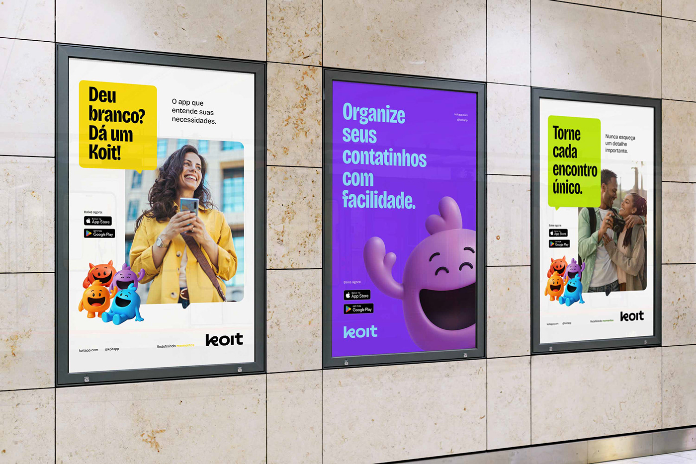 Três cartazes da Koit numa parede de metrô, em amarelo, roxo e verde