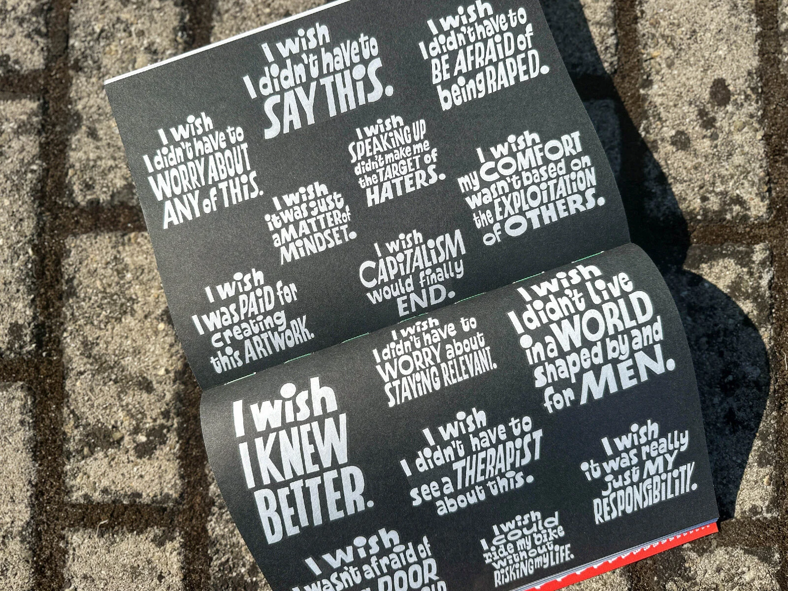 Páginas pretas com frases em lettering branco que começam com I wish, como I wish I knew better