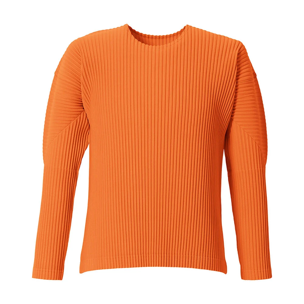 Blusa de manga longa laranja, toda plissada na vertical, da cápsula Homme Plissé Issey Miyake for Tate