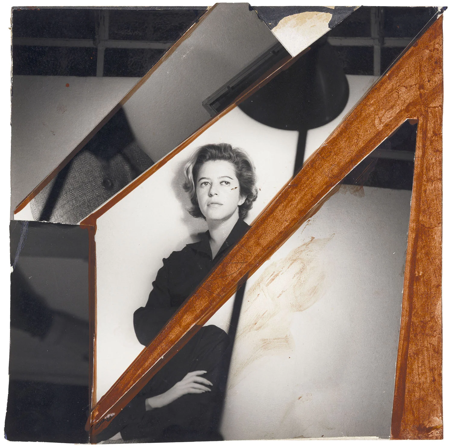 Estudo de projeto gráfico em que o retrato de Hilda Hilst sentada é cortado por faixas diagonais de papel e uma barra pintada de marrom