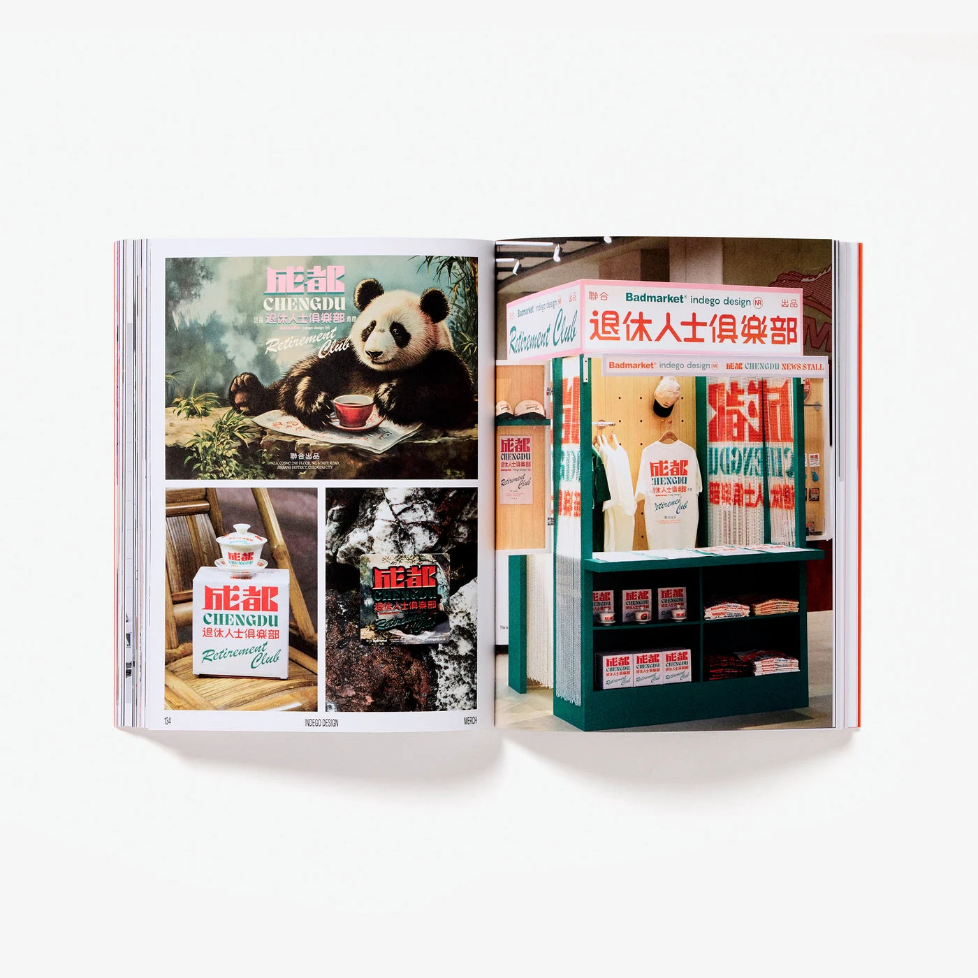 Páginas abertas com um projeto da Indego Design: panda tomando chá num cartaz do Chengdu Retirement Club e uma banca com camisetas e produtos com letreiros em chinês