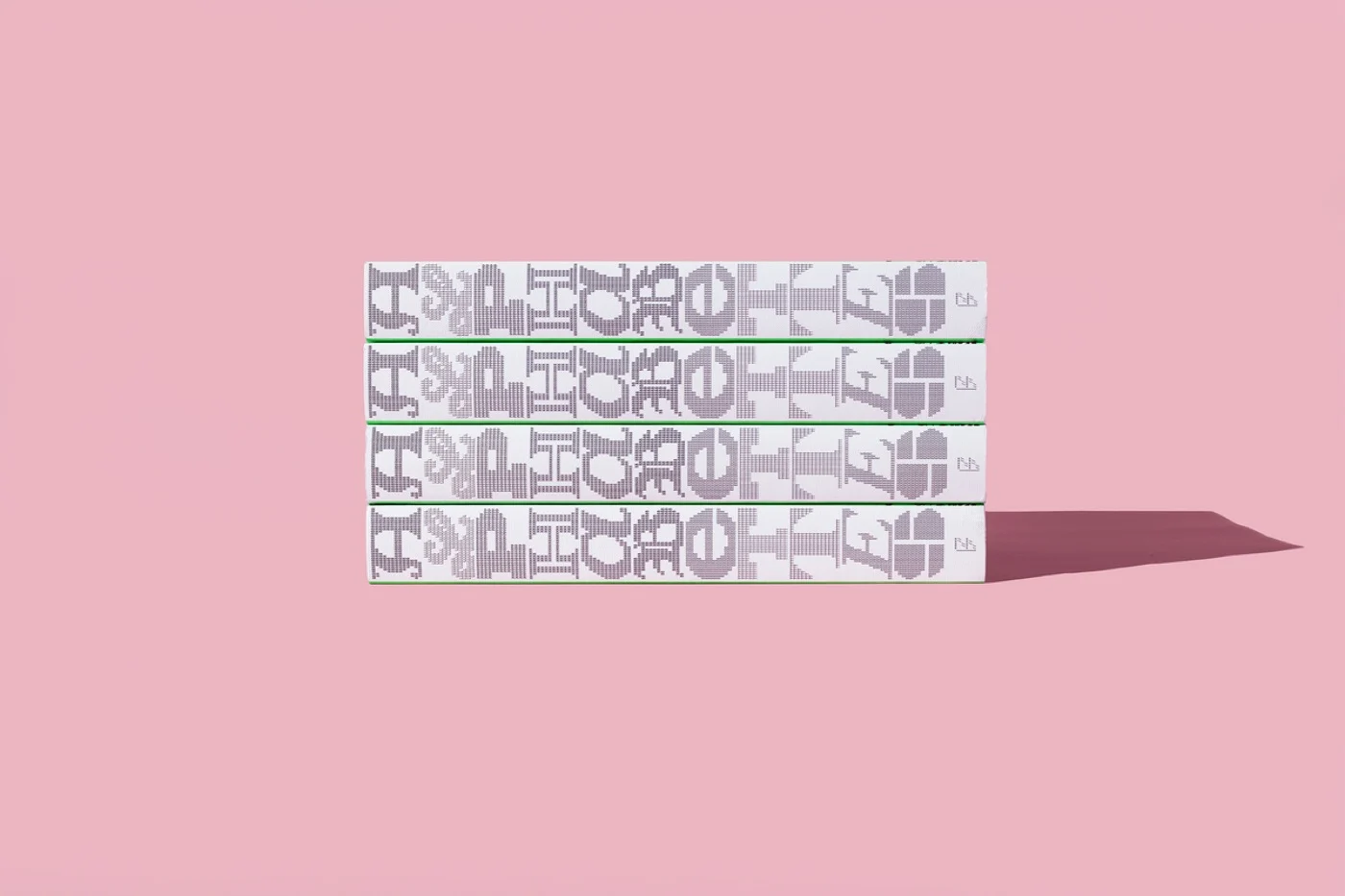 Quatro exemplares empilhados mostrando a lombada branca com o nome Alphabettes em letras pixeladas