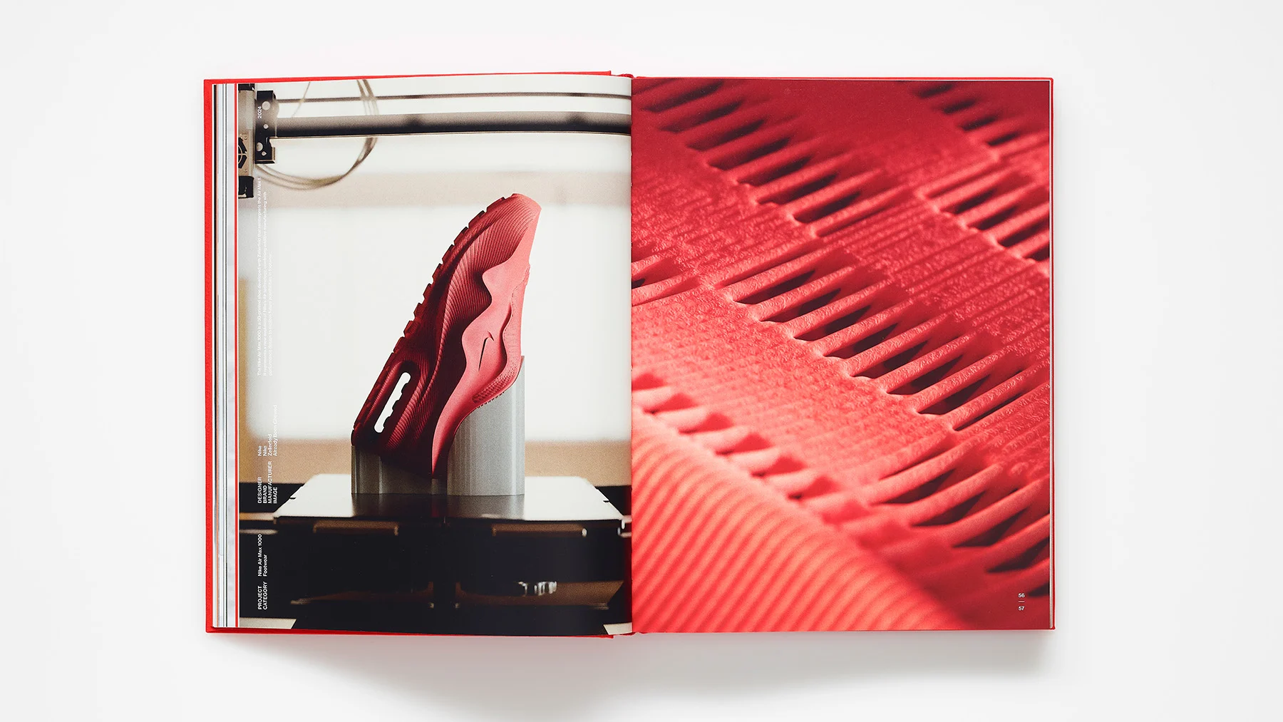 Página dupla do livro com o Nike Air Max 1000: à esquerda o tênis vermelho impresso em 3D ainda na máquina de produção; à direita, o detalhe ampliado da superfície texturizada da entressola