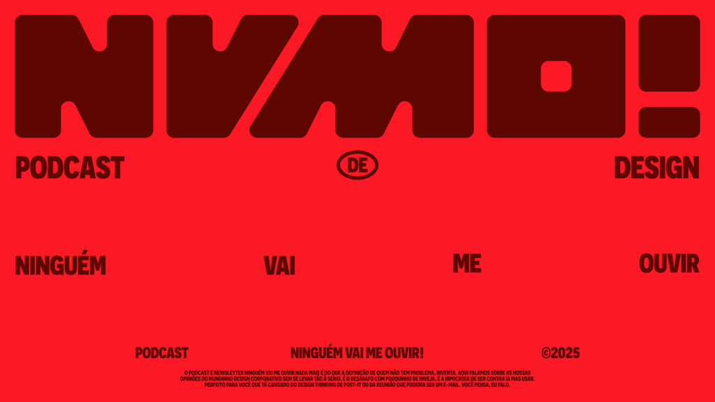 Wordmark NVMO! em letra pesada vermelho-escura sobre fundo vermelho, com as palavras podcast de design